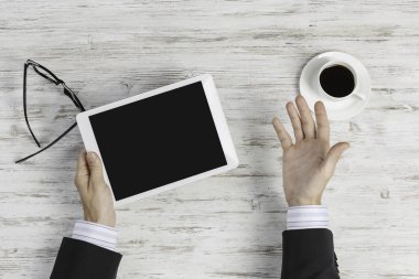 Tablet PC ile elinde boş perde