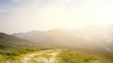 Dağın tepesinde güneş ışığı