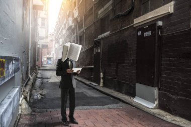 Kafası bilgi yle dolu. Karışık ortam