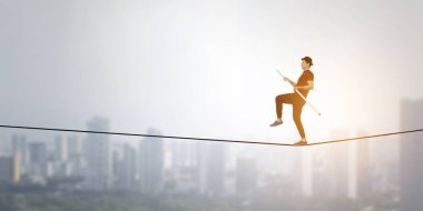 Cesur ropewalker kablosu üzerinde. Karışık teknik