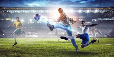 Futbol adamı topla iş başında. Karışık ortam