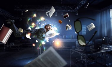 Yastıkta uyuyan çok çalışan usinessman. Karışık ortam