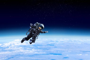 Uzay görevinde astronot. Karışık ortam