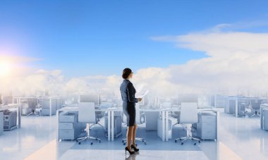 Boş ofiste iş kadını. Karışık teknik