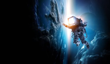 Monitör başlı astronot . Karışık ortam