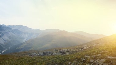 Dağın tepesinde güneş ışığı