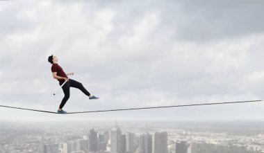 Cesur ropewalker kablosu üzerinde. Karışık teknik