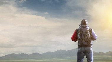 Uzun yürüyüşe çıkan kimse adam dağlarda. Karışık teknik