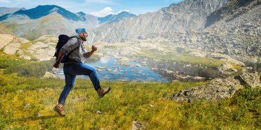 Uzun yürüyüşe çıkan kimse adam sopa ile. Karışık teknik