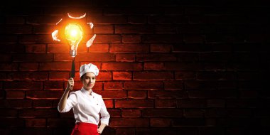 O, yemek pişirmeye deli oluyor. Karışık ortam