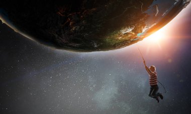 Çocuk ayı yakalıyor. Karışık ortam