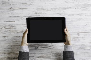 Bayan patron tablet aygıtı kullanma