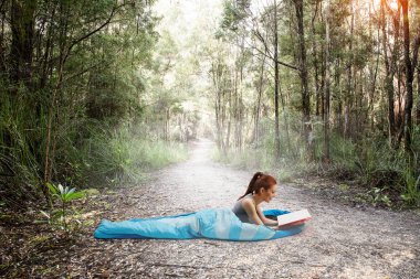 Kız turistik dinlenme. Karışık teknik