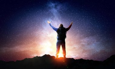 Uzun yürüyüşe çıkan kimse adam dağlarda. Karışık teknik