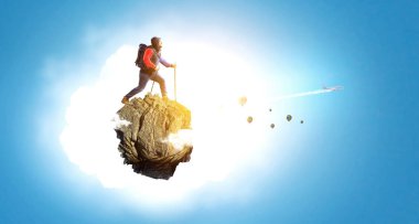 Uzun yürüyüşe çıkan kimse adam sopa ile. Karışık teknik