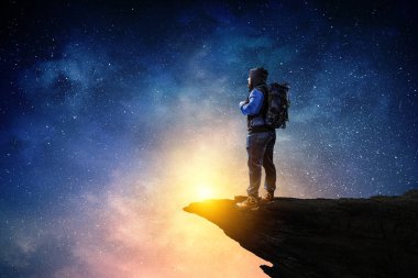 Uzun yürüyüşe çıkan kimse adam dağlarda. Karışık teknik