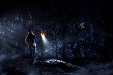 Karanlığa doğru yol ala. Karışık ortam