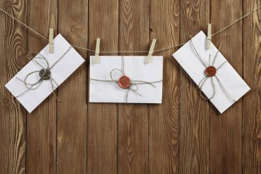 İpe tutturulmuş zarflar. Karışık ortam