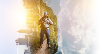 Uzun yürüyüşe çıkan kimse adam dağlarda. Karışık teknik