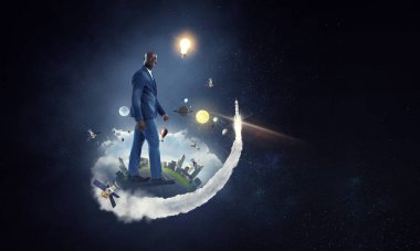 İşadamı yer çekimine atlıyor. Karışık ortam