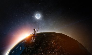 Havada uçan bir çocuk. Karışık ortam