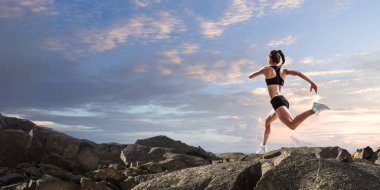 Genç sporcu kadın. Karışık teknik