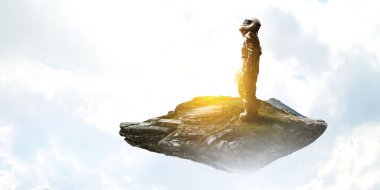 Uzay Adamı ve görevi. Karışık ortam