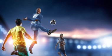 Futbol adamı topla iş başında. Karışık ortam