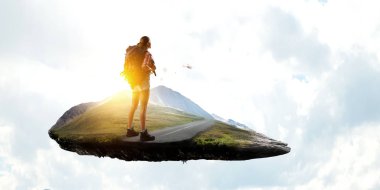 Yürüyüş veya trekking konsepti. Karışık ortam
