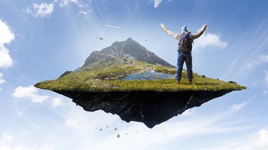 Uzun yürüyüşe çıkan kimse adam sopa ile. Karışık teknik