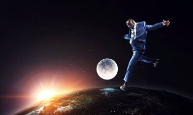 Bavulu çalışan bir işadamı. Karışık ortam