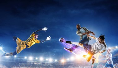 Futbol adamı topla iş başında. Karışık ortam