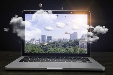 Laptop ekran üzerindeki görüntüyü ile