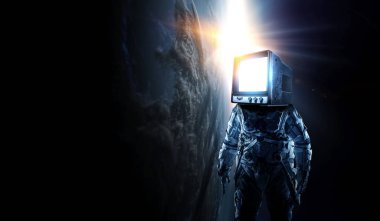 Monitör başlı astronot . Karışık ortam