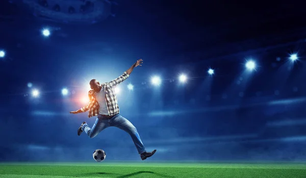 Fotbalový muž v akci s míčem. Kombinovaná média — Stock fotografie