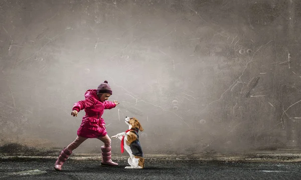 Diversão de inverno com amigo de estimação — Fotografia de Stock