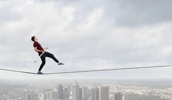 Statečný ropewalker na kabelu. Kombinovaná technika — Stock fotografie