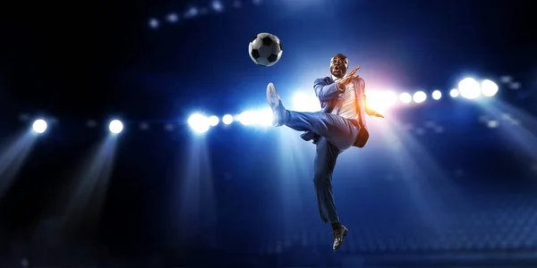 Футбольный бизнесмен в действии с мячом. Смешанные медиа — стоковое фото