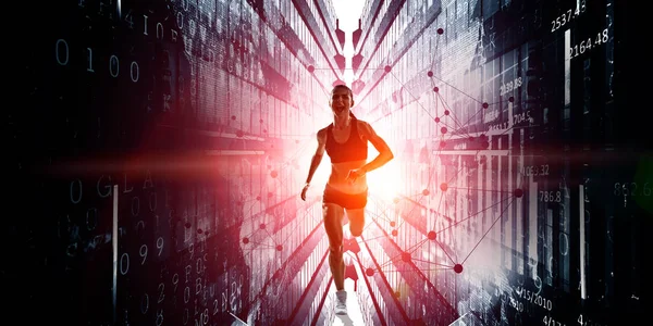 Una deportista corre una carrera. Medios mixtos — Foto de Stock