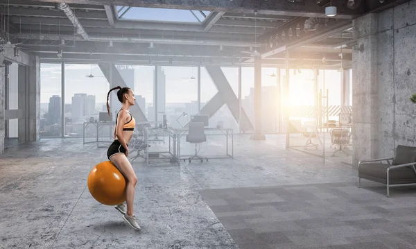 Mujer deportiva en la pelota de fitness. Medios mixtos — Foto de Stock