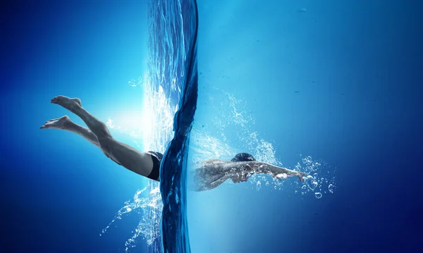 Schwimmer bei Wettkämpfen. Gemischte Medien — Stockfoto