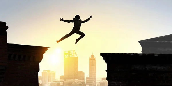 ビジネスマンは飛躍を飛び越える。混合メディア — ストック写真