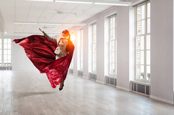 Super femme dans le ciel. Techniques mixtes — Photo