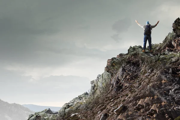 산에서 등산객 남자입니다. 혼합 매체 — 스톡 사진