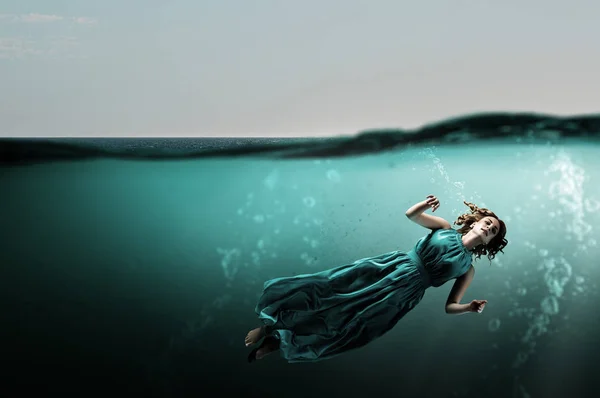 Žena tanečnice v jasné modré vodě — Stock fotografie