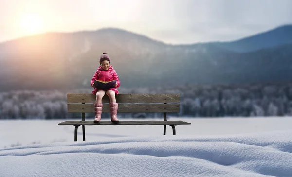 Čtu pohádku. Kombinovaná média — Stock fotografie