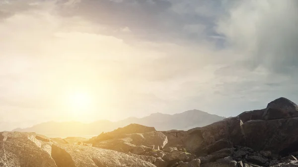 Luz solar sobre la cima de la montaña — Foto de Stock