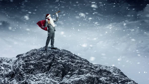 Babbo Natale sta cercando la strada. Mezzi misti — Foto Stock