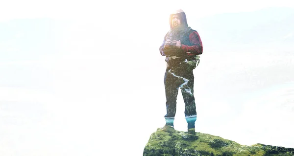 Πεζοπόρος άνθρωπος στα βουνά. Μικτή τεχνική — Φωτογραφία Αρχείου