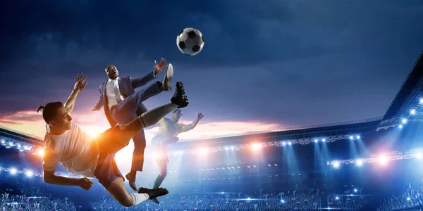 Homem de futebol em ação com bola. Meios mistos — Fotografia de Stock